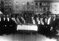 2020-0736.jpg; 2020-0736; Gruppenfoto von der Gastwirte-Messe auf dem Kaiserplatz, 1925; Gruppenfoto